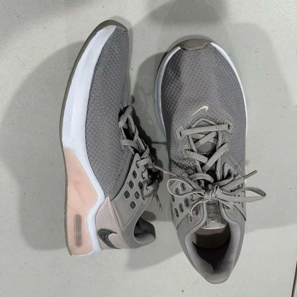Size 8 Nike Air Max Bella TR 4 College Women Size 8 Grey Pale Coral
